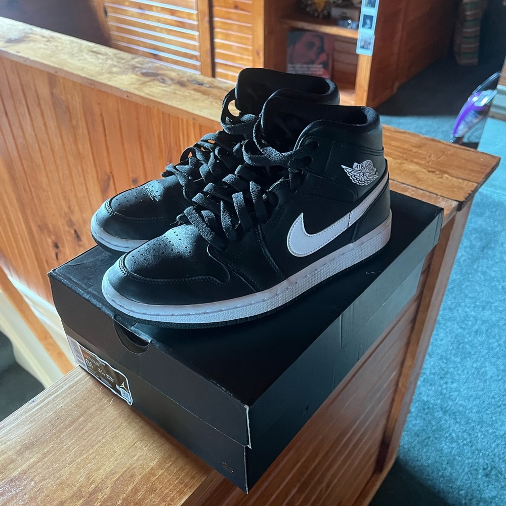 Jordan 1 Mid -